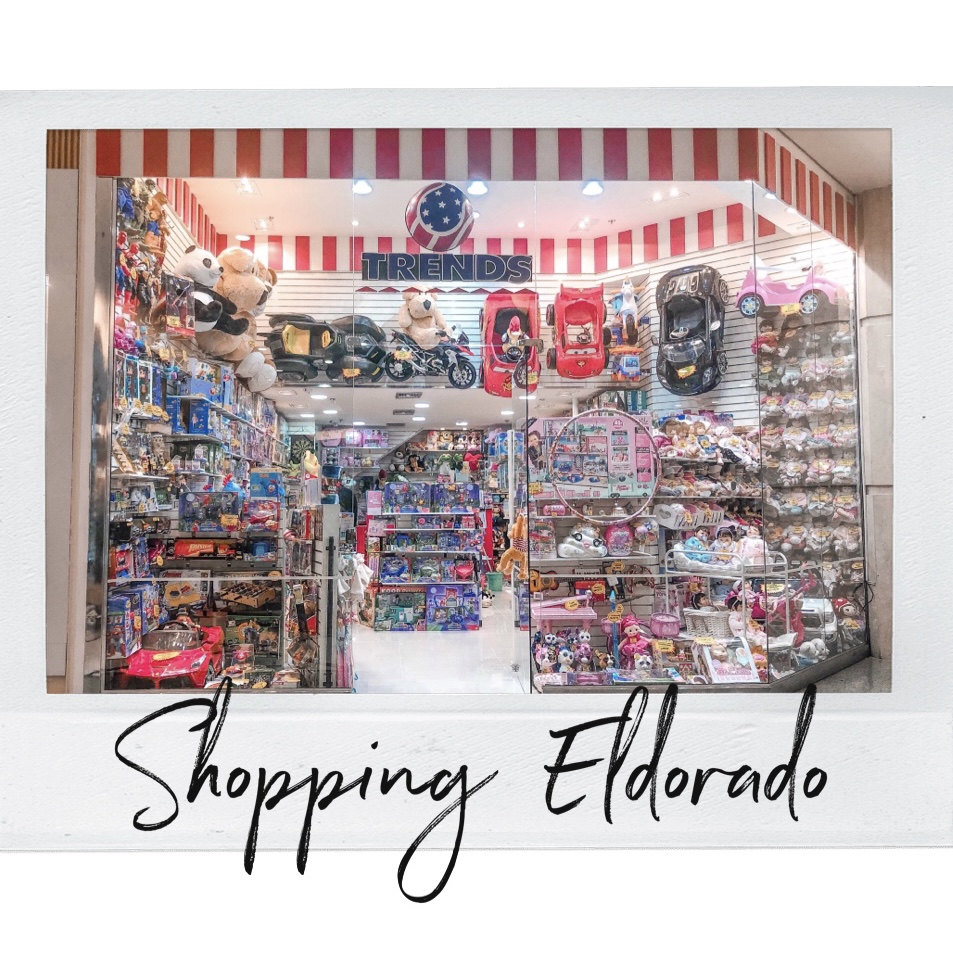Fachada da loja Trends Brinquedos no Shopping Eldorado, com vitrine cheia de brinquedos, pelúcias, carros de brinquedo e outros itens variados.